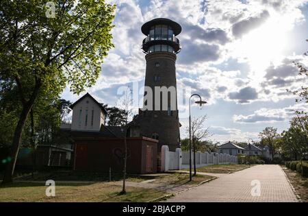 Bad Saarow, Deutschland. April 2020. Der ehemalige Wasserturm erhebt sich in den Himmel. Er wurde 1906 als Wasserturm erbaut und vor vielen Jahren stillgelegt. Heute können Touristen im Turm übernachten. Quelle: Paul Zinken/dpa-zb-Zentralbild/ZB/dpa/Alamy Live News Stockfoto