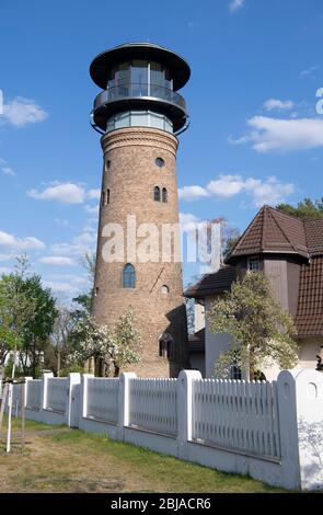 Bad Saarow, Deutschland. April 2020. Der ehemalige Wasserturm erhebt sich in den Himmel. Er wurde 1906 als Wasserturm erbaut und vor vielen Jahren stillgelegt. Heute können Touristen im Turm übernachten. Quelle: Paul Zinken/dpa-zb-Zentralbild/ZB/dpa/Alamy Live News Stockfoto