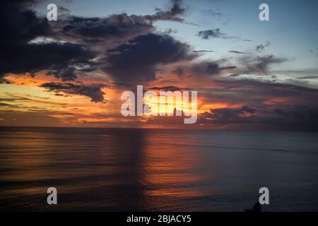 Faszinierender Blick auf den Sonnenuntergang und das Meer Stockfoto