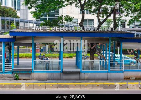 Eine leere Bushaltestelle im Zentrum von Jakarta, in der Nähe des Gelora Bung Karno Stadions. Die Menschen arbeiten von zu Hause aus (zu Hause bleiben), um die Ausbreitung von covid-19 zu reduzieren. Stockfoto