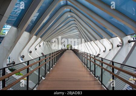 Leere/verlassene Fußgängerbrücke in Zentral Jakarta. Die Regierung hat die Menschen aufgefordert, von zu Hause aus zu arbeiten, um die Pandemie des Corona-Virus zu reduzieren. Stockfoto