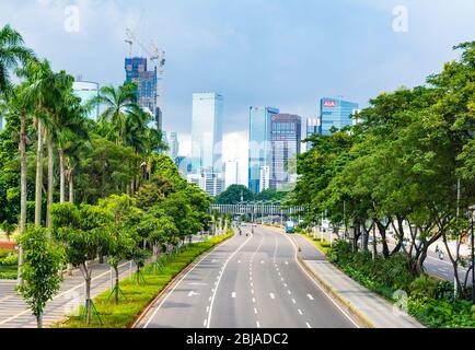 Leere/verlassene Sudirman Street im Zentrum von Jakarta. Die Regierung drängt die Menschen, von zu Hause aus zu arbeiten, um die Ausbreitung der COVID-19-Pandemie zu verringern Stockfoto