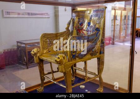 Kairo / Ägypten - 25. Mai 2019: Goldener Thron des Pharao Tutanchamun im Ägyptischen Museum (Ägyptisches Museum) in Kairo, Capita Stockfoto