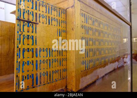 Kairo / Ägypten - 25. Mai 2019: Der äußere goldene Schrein des berühmten ägyptischen pharao Tutanchamun Grabkammer, auf dem Display im Museum von Ägyptisch A Stockfoto