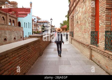 Frau zu Fuß in der schönen Altstadt von Tiflis, Georgien Stockfoto