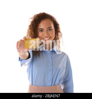 Attraktive Frau mit Kreditkarte auf weißem Hintergrund Stockfoto