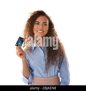 Attraktive Frau mit Kreditkarte auf weißem Hintergrund Stockfoto