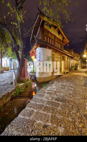 Lijiang, China - 27. September 2017: Altstadt von Lijiang bei Nacht. Im Dezember 1997 wurde es in die UNESCO-Liste des Weltkulturerbes aufgenommen. Stockfoto