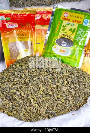 Lijiang, China - 27. September 2017: Grüner Tee lässt sich locker und in Paketen auf einem lokalen Markt. Stockfoto