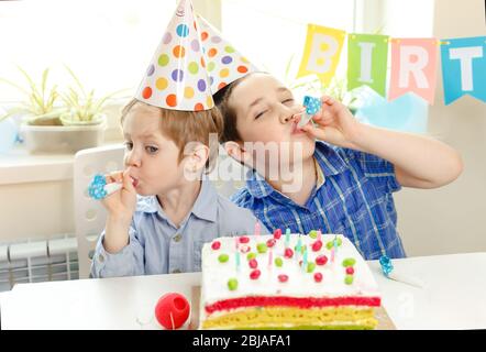 Happy Boys feiern zu Hause gemeinsam Geburtstag. Geburtstagsfeier Stockfoto