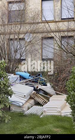 Alte Heizkörper vor einem Haus, Deutschland Stockfoto