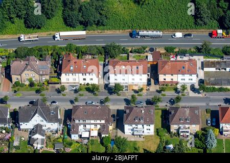 LKW-Fracht auf der Bundesstraße B224 in Gladbeck, 19.07.2016, Luftaufnahme, Deutschland, Nordrhein-Westfalen, Ruhrgebiet, Gladbeck Stockfoto