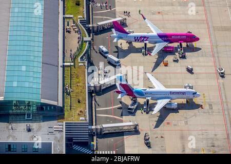 flughafen Dortmund mit Passagierterminal und Rollbahn, Eurowings und Wizz Air, 08/0872019, Luftaufnahme, Deutschland, Nordrhein-Westfalen, Ruhrgebiet, Dortmund Stockfoto