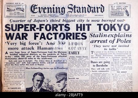 "Superforts treffen die Kriegsfabriken in Tokio" "Stalin erklärt die Verhaftung der Polen" Evening Standard Titelseite Schlagzeilen 9. Mai 1945 in London England Großbritannien Stockfoto
