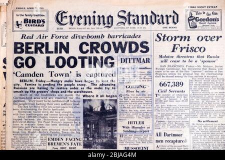 Evening Standard Schlagzeile 'Berlin Menschenmengen gehen Plünderungen' 'Camden Town is Captured' 'Red Air Force Dive-bomb Barricades' 27 April 1945 London UK Stockfoto