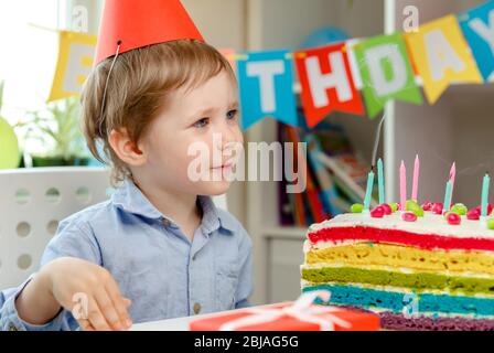 Ein wunderschöner Junge. Kuchen essen. Familienurlaub, Geburtstag feiern Stockfoto