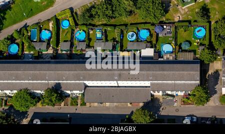 Wohngebiet mit Schwimmbädern in der Bergbausiedlung Schuengelbergsiedlung in Gelsenkirchen, 19.07.2016, Luftaufnahme, Deutschland, Nordrhein-Westfalen, Ruhrgebiet, Gelsenkirchen Stockfoto