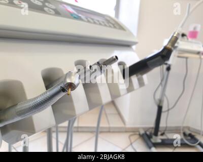 Behandlungsgeräte und Bohrer beim Zahnarzt, Deutschland Stockfoto