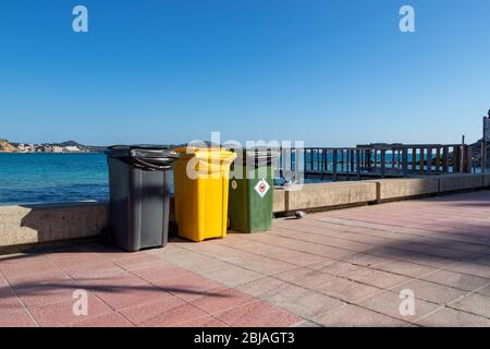Bunte moderne Mülltonnen in Strandnähe bei Son matias, Palma de Mallorca Spanien. Stockfoto