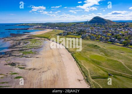 Luftaufnahme des North Berwick Beach und des North Berwick Golf Club, East Lothian, Schottland, Großbritannien Stockfoto