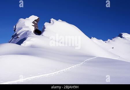 Skitour in verschneiten Bergkette in der Nähe von Sainte Foy Tarentaise, Frankreich, Savoie, Sainte Foy Tarentaise Stockfoto