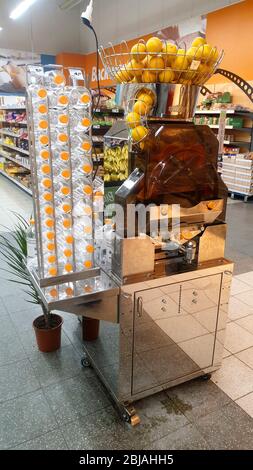 Orangenpresse in einem Supermarkt, Deutschland Stockfoto