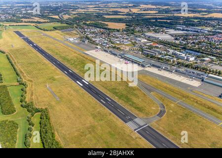 flughafen Dortmund mit Passagierterminal und Rollbahn, 08/0872019, Luftaufnahme, Deutschland, Nordrhein-Westfalen, Ruhrgebiet, Dortmund Stockfoto