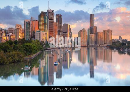 Brisbane. Stadtbild der Skyline von Brisbane bei Sonnenaufgang in Australien. Stockfoto