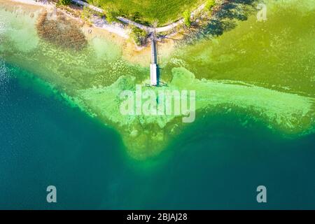 Dron-Luftaufnahme von atemberaubenden farbigen See Tegernsee Strand mit kristallklarem Wasser. Antenne von oben Stockfoto