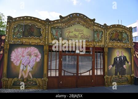 Bonn, Deutschland. April 2020. Der Eingang zum Malentes Theater Palace Credit: Horst Galuschka/dpa/Horst Galuschka dpa/Alamy Live News Stockfoto