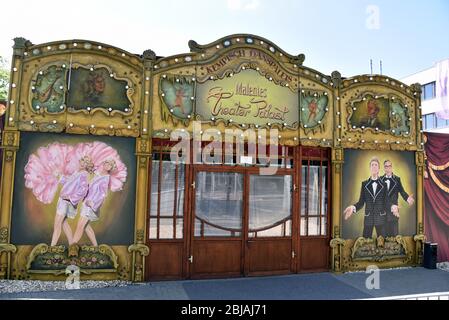 Bonn, Deutschland. April 2020. Der Eingang zum Malentes Theater Palace Credit: Horst Galuschka/dpa/Horst Galuschka dpa/Alamy Live News Stockfoto