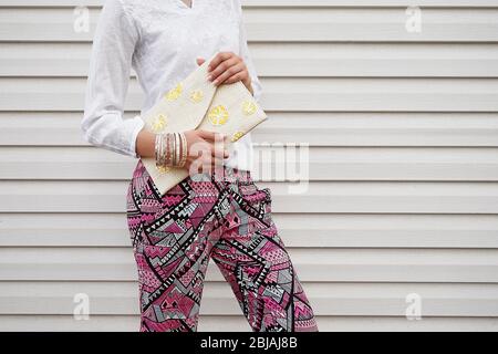 Junge Frau mit Mode-Details auf Planken Hintergrund Stockfoto
