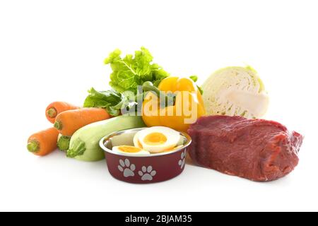 Gesundes Hundefutter, isoliert auf Weiß Stockfoto