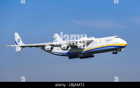 Schkeuditz, Deutschland. April 2020. Das weltweit größte Frachtflugzeug, eine Antonov 225, landet mit Schutzmasken an Bord am Flughafen Leipzig/Halle. Die "Airlift" aus China besteht nach Angaben der Bundeswehr aus insgesamt drei Frachtflügen. Rund 25 Millionen Schutzmasken sollen nach Deutschland geflogen werden. Der Transport ist Teil der Verwaltungshilfe der Bundeswehr während der Corona-Krise. Quelle: Hendrik Schmidt/dpa-Zentralbild/ZB/dpa/Alamy Live News Stockfoto