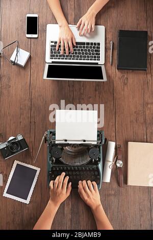 Alte Schreibmaschine und Laptop, Konzept des technologischen Fortschritts Stockfoto