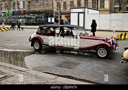 Prag, Tschechische Republik - 28. Dezember 2019: Ein altes und altes Luxusauto in den Straßen von Prag Stockfoto