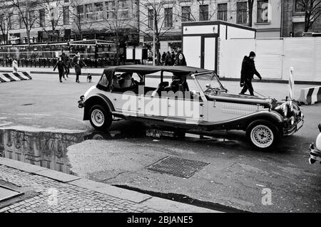 Prag, Tschechische Republik - 28. Dezember 2019: Ein altes und altes Luxusauto in den Straßen von Prag Stockfoto