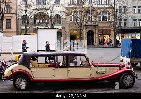 Prag, Tschechische Republik - 28. Dezember 2019: Ein altes und altes Luxusauto in den Straßen von Prag Stockfoto