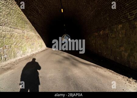 Schatten einer Person, eines Menschen, am Anfang eines Tunnels, symbolisches Bild, Stockfoto