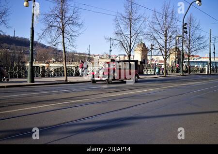 Prag, Tschechische Republik - 28. Dezember 2019: Ein altes und altes Luxusauto in den Straßen von Prag Stockfoto