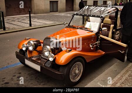 Prag, Tschechische Republik - 28. Dezember 2019: Ein altes und altes Luxusauto in den Straßen von Prag Stockfoto