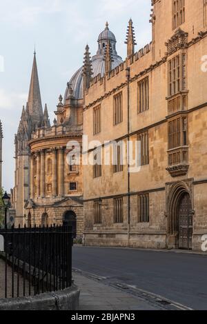 Die Radcliffe Camera und Bodleian Library, mit der Kirche der Jungfrau Maria im Hintergrund, Oxford Stockfoto