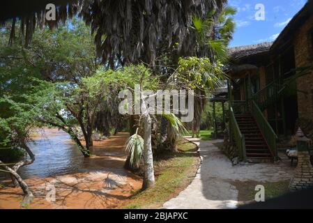 Ewasyiso Nyiro Fluss überflutet seine Ufer in Sarova Shaba Game Lodge in der Nähe von Samburu und Buffalo Springs, Kenia Ostafrika Stockfoto