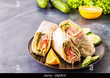 Sandwich mit Lachs, Salat, Gurke und Frischkäse, selektiver Fokussierung. Stockfoto