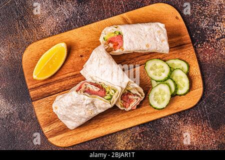 Sandwich mit Lachs, Salat, Gurke und Frischkäse, Draufsicht. Stockfoto