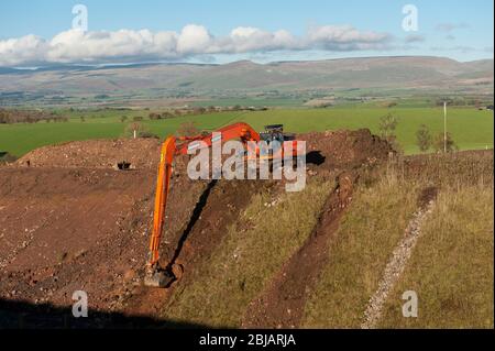 Ausgrabungsarbeiten am Bahnrand in Cumbria, England. Stockfoto