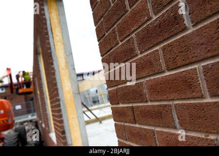 Innenwanddämmung in der Außenwand eines Gebäudes im Bau. Stockfoto