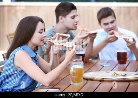 Glückliche Freunde in der Pizzeria Stockfoto