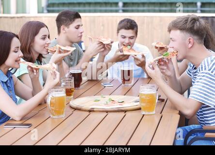 Glückliche Freunde in der Pizzeria Stockfoto