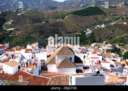 Erhöhte Ansicht von weiß getünchten Dorf (Pueblo Blanco), Frigiliana, Costa del Sol, Provinz Malaga, Andalusien, Spanien. Stockfoto